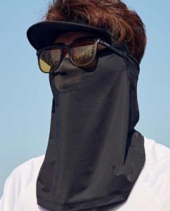 おばテニ特有のフェイスマスクとサングラス